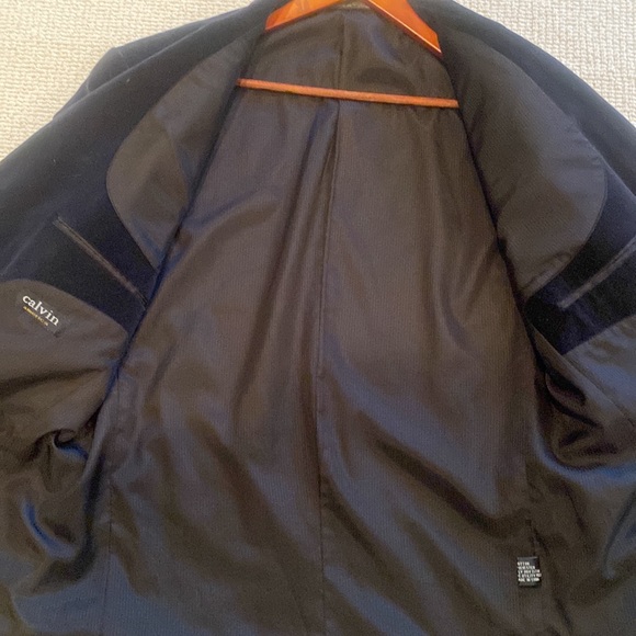 This is a vintage Calvin Klein velvet sports coat from the 1990’s - Picture 4 of 4
